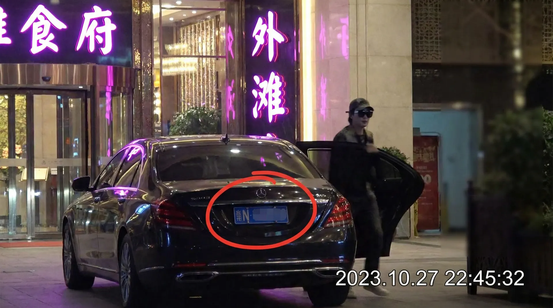 精神小妹-最新潮流短视频|热门美女直播|免费在线欣赏 - 豪车餐厅外偷拍